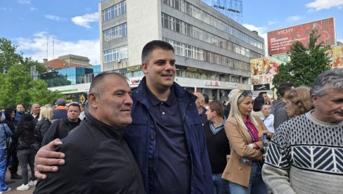 РАДИКАЛИ НА СВЕНАРОДНОМ САБОРУ У НИШУ: Александар Шешељ говорио за Новости (ВИДЕО)