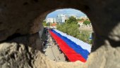 ТРГОВИ, УЛИЦЕ, ЗГРАДЕ УКРАШЕНЕ ТРОБОЈКАМА: Србија и Српска обележавају Дан српског јединства, слободе и националне заставе
