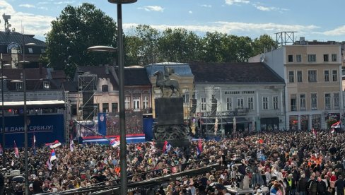 ВЕСЕЛО НА СВЕНАРОДНОМ САБОРУ У НИШУ: Велики број људи пристиже на Трг краља Милана из свих делова Србије (ФОТО/ВИДЕО)