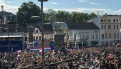 ВЕСЕЛО НА СВЕНАРОДНОМ САБОРУ У НИШУ: Велики број људи пристиже на Трг краља Милана из свих делова Србије (ФОТО/ВИДЕО)