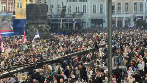 VUČIĆ NAJAVIO SJAJNE VESTI ZA NIŠLIJE: Od 1. jula beslatan prevoz i udžbenici