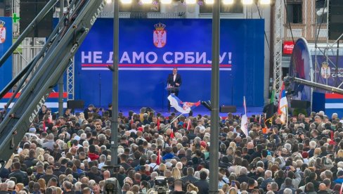 БЛОКАДЕРИ ФОТЕЉАШИ ХТЕЛИ СИЛОМ ДА СЕ ПОПНУ НА БИНУ ГДЕ ЈЕ ВУЧИЋ ДРЖАО ГОВОР Дачић: На скупу је било 100.000 људи, а на другом 2.500 БЛОКАДЕРИ ФОТЕЉАШИ ХТЕЛИ СИЛОМ ДА СЕ ПОПНУ НА БИНУ ГДЕ ЈЕ ВУЧИЋ ДРЖАО ГОВОР Дачић: На скупу је било 100.000 људи, а на другом 2.500