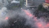 ПОСЛЕ МОЋНОГ ВУЧИЋЕВОГ ГОВОРА: Велика бакљада на сабору у Нишу (ВИДЕО)
