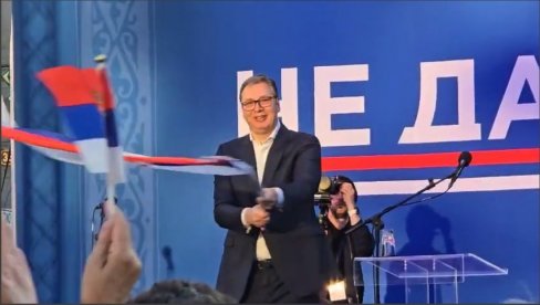 VUČIĆ RAZVIO SRPSKU ZASTAVU: Niš je slobodan grad!