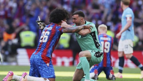 PROSLAVA TROFEJA: Navijači Palasa jedva čekaju da pozdrave svoje miljenike na Selhurst parku PROSLAVA TROFEJA: Navijači Palasa jedva čekaju da pozdrave svoje miljenike na Selhurst parku