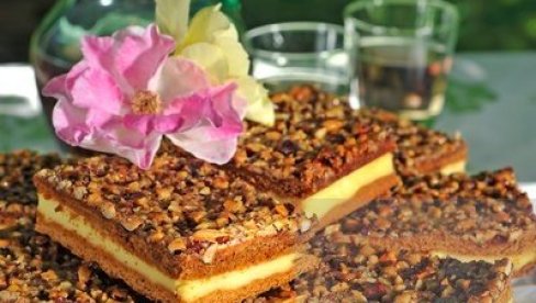 ЛАК ЗА НАПРАВИТИ, А БОЖАНСТВЕНОГ УКУСА: Старински колач са медом и орасима