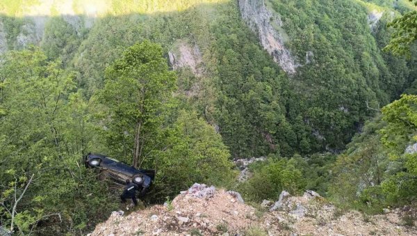ЦЕЛУ НОЋ ПРОВЕО НАД АМБИСОМ: Драма у шавничком крају, мушкарац возилом слетео с пута ЦЕЛУ НОЋ ПРОВЕО НАД АМБИСОМ: Драма у шавничком крају, мушкарац возилом слетео с пута