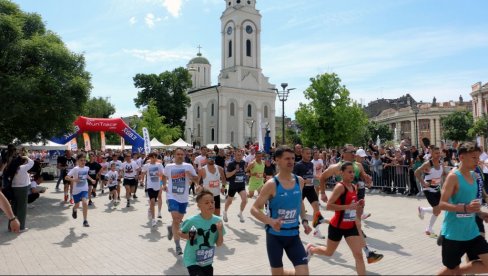 TRČALI ZA LEČENJE MALOG ANDRIJE: Urbana desetka i polumaraton održani u Smederevu (FOTO) TRČALI ZA LEČENJE MALOG ANDRIJE: Urbana desetka i polumaraton održani u Smederevu (FOTO)