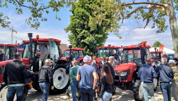 ПАОРИ МЕРКАЈУ НОВУ МЕХАНИЗАЦИЈУ: Други дан 92. Међународног пољопривредног сајма у Новом Саду, највише се загледају изложени трактори ПАОРИ МЕРКАЈУ НОВУ МЕХАНИЗАЦИЈУ: Други дан 92. Међународног пољопривредног сајма у Новом Саду, највише се загледају изложени трактори