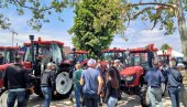 ПАОРИ МЕРКАЈУ НОВУ МЕХАНИЗАЦИЈУ: Други дан 92. Међународног пољопривредног сајма у Новом Саду, највише се загледају изложени трактори