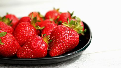 ZBOG OVA TRI RAZLOGA ĆETE IH BAŠ VOLETI: Zašto je uvek dobro jesti jagode?