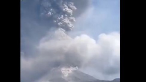 STUB PEPELA VISOK 5,5 KILOMETARA: Najviši nivo uzbune u Indoneziji - vulkan eruptirao osam puta tokom vikenda (VIDEO)