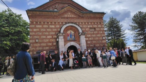ŽAR NIKOLAJEVE SVETINJE NE GASNE: U manastiru Lelić kod Valjeva nema vikenda bez krštenja ŽAR NIKOLAJEVE SVETINJE NE GASNE: U manastiru Lelić kod Valjeva nema vikenda bez krštenja