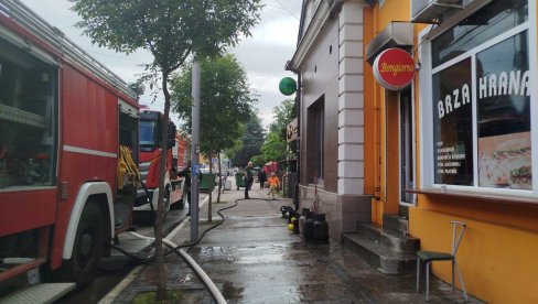 EKSPLOZIJA I POŽAR U SUR „BONĐORNO“ U PARAĆINU: Srećom, nije bilo povređenih (FOTO)