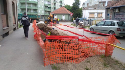 РАДОВИ НА ТОПЛОВОДУ: Измењен режим саобраћаја у центру Пожаревца РАДОВИ НА ТОПЛОВОДУ: Измењен режим саобраћаја у центру Пожаревца