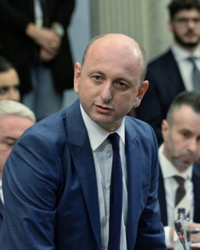 ХРВАТИМА ДАЈУ И ШТО НЕ ТРАЖЕ, СРБИМА НИ ОНО ШТО ИМ ПРИПАДА Кнежевић: Док ми тражимо правду на улици, они траже Вучића у Ботуну