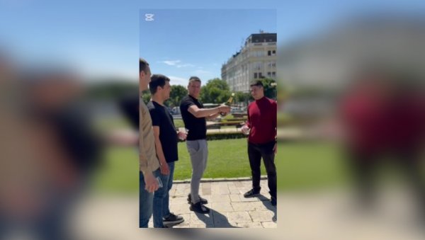 СЛАВИМО, СЛАВИМО... Весеље и шампањац у Пионирском парку због Милутина који жели да учи (ВИДЕО) СЛАВИМО, СЛАВИМО... Весеље и шампањац у Пионирском парку због Милутина који жели да учи (ВИДЕО)