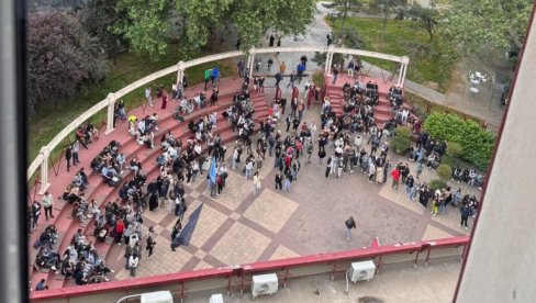 TOTALNI FIJASKO BLOKADERE FOTELJAŠA: Evo koliko je stvarno ljudi na ovom “veličanstvenom” protestu (FOTO) TOTALNI FIJASKO BLOKADERE FOTELJAŠA: Evo koliko je stvarno ljudi na ovom “veličanstvenom” protestu (FOTO)