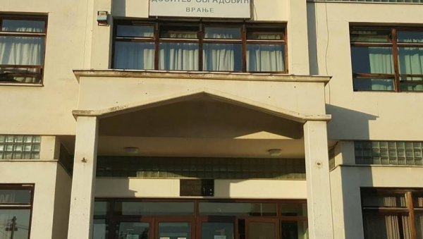 ОСМОГОДИШЊЕ ДЕТЕ ТЕШКО ПОВРЕЂЕНО У ШКОЛИ У ВРАЊУ: Огласила се директорка школе ОСМОГОДИШЊЕ ДЕТЕ ТЕШКО ПОВРЕЂЕНО У ШКОЛИ У ВРАЊУ: Огласила се директорка школе