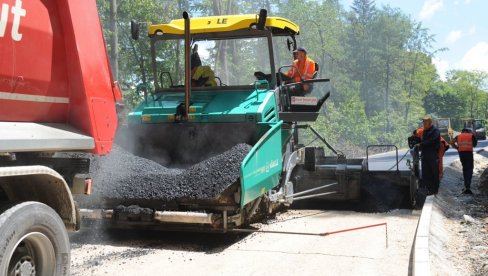 PLANINA DOSTUPNA SVIMA: Nastavljena rekonstrukcija regionalnog puta od Kraljeva prema Goču PLANINA DOSTUPNA SVIMA: Nastavljena rekonstrukcija regionalnog puta od Kraljeva prema Goču