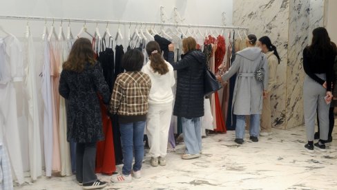 IZABRALI DA ZABLISTAJU NA MATURSKOM BALU: Fondacija humanosti Novosti obezbedila odeću deci bez roditeljskog staranja u Zvečanskoj (VIDEO) IZABRALI DA ZABLISTAJU NA MATURSKOM BALU: Fondacija humanosti Novosti obezbedila odeću deci bez roditeljskog staranja u Zvečanskoj (VIDEO)