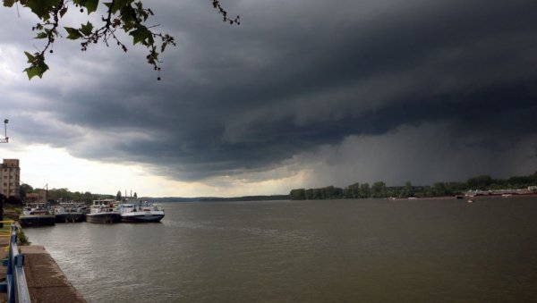 НЕВРЕМЕ СТИЖЕ РАНИЈЕ НЕГО ШТО ЈЕ ОЧЕКИВАНО: Интензивна олуја вечерас ће се сручити на ове делове Србије НЕВРЕМЕ СТИЖЕ РАНИЈЕ НЕГО ШТО ЈЕ ОЧЕКИВАНО: Интензивна олуја вечерас ће се сручити на ове делове Србије