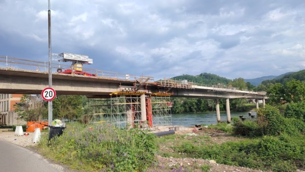 КАМИОНИ ЋЕ УСКОРО ПОНОВО ПРЕКО ДРИНЕ: Убрзана реконструкција моста на реци између два Зворника КАМИОНИ ЋЕ УСКОРО ПОНОВО ПРЕКО ДРИНЕ: Убрзана реконструкција моста на реци између два Зворника