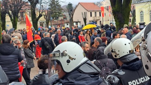 DOBILI NEZAVISNOST, IDENTITET JOŠ TRAŽE: Posle 19 godina, kada su krenuli svojim putem, u Crnoj Gori podeljeni oko jezika, vere..