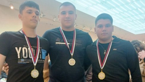 MLADI PARAĆINCI VEŠTI KUVARI: Tri medalje za učenike Ekonomske škole (FOTO) MLADI PARAĆINCI VEŠTI KUVARI: Tri medalje za učenike Ekonomske škole (FOTO)