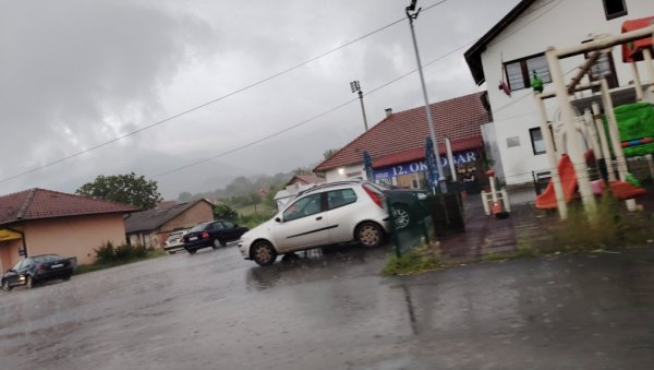 ОРАНИЦЕ ПУНЕ ВОДЕ: Невреме у малозворничком крају, киша пада као из кабла