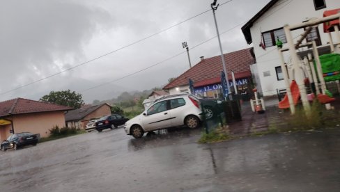 ORANICE PUNE VODE: Nevreme u malozvorničkom kraju, kiša pada kao iz kabla ORANICE PUNE VODE: Nevreme u malozvorničkom kraju, kiša pada kao iz kabla