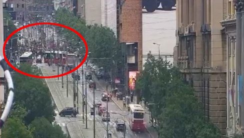 NOVO TERORISANJE I MALTRETIRANJE BEOGRAĐANA: Blokaderi foteljaši sa maloletnicima blokiraju Nemanjinu ulicu (FOTO) NOVO TERORISANJE I MALTRETIRANJE BEOGRAĐANA: Blokaderi foteljaši sa maloletnicima blokiraju Nemanjinu ulicu (FOTO)