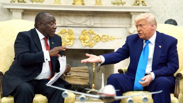 ШОК У ОВАЛНОМ КАБИНЕТУ Трамп угостио председника Јужне Африке, а онда наредио да се угасе светла: Пустите снимак (ВИДЕО) ШОК У ОВАЛНОМ КАБИНЕТУ Трамп угостио председника Јужне Африке, а онда наредио да се угасе светла: Пустите снимак (ВИДЕО)