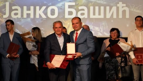 NAJVIŠE UZDARJE ZVORNIKA DR JANKU BAŠIĆU: Lekar velikog znanja i srca NAJVIŠE UZDARJE ZVORNIKA DR JANKU BAŠIĆU: Lekar velikog znanja i srca