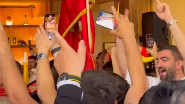 ДЕЛИРИЈУМ УЗ УСТАШКЕ ПЕСМЕ: У ресторану Љуба Миловића славе уз Томпсонa - у трансу и ДПС-ов пулен Андрија Кликовац ДЕЛИРИЈУМ УЗ УСТАШКЕ ПЕСМЕ: У ресторану Љуба Миловића славе уз Томпсонa - у трансу и ДПС-ов пулен Андрија Кликовац