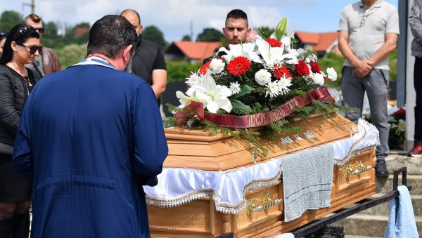 САХРАЊЕН ДАМИР ДОКИЋ! Јелена се није појавила, нема умрлице, само син и непозната жена у сузама САХРАЊЕН ДАМИР ДОКИЋ! Јелена се није појавила, нема умрлице, само син и непозната жена у сузама