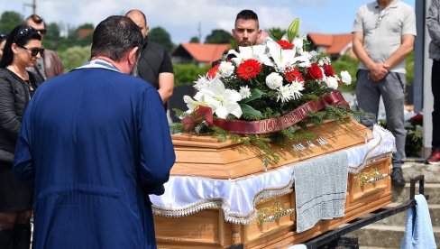 SAHRANJEN DAMIR DOKIĆ!  Jelena se nije pojavila, nema umrlice, samo sin i nepoznata žena u suzama