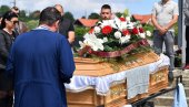 SAHRANJEN DAMIR DOKIĆ! Jelena se nije pojavila, nema umrlice, samo sin i nepoznata žena u suzama SAHRANJEN DAMIR DOKIĆ! Jelena se nije pojavila, nema umrlice, samo sin i nepoznata žena u suzama