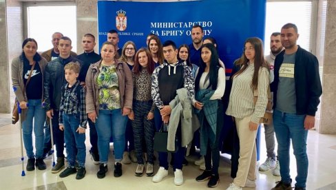 KROV NAD GLAVOM ZA JOŠ 13 PORODICA: Mladi bračni parovi dobili sredstva za kupovinu kuća na selu KROV NAD GLAVOM ZA JOŠ 13 PORODICA: Mladi bračni parovi dobili sredstva za kupovinu kuća na selu