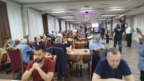U PARAĆINU POČEO 11. KUP SVETOZARA GLIGORIĆA: U otvorenoj i ženskoj konkurenciji 26 šahovskih ekipa (FOTO)