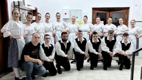 ДОБИЛИ НОВАЦ ЗА МАЂАРСКЕ НАРОДНЕ НОШЊЕ: Донација фолклорном ансамблу у Банатском Двору ДОБИЛИ НОВАЦ ЗА МАЂАРСКЕ НАРОДНЕ НОШЊЕ: Донација фолклорном ансамблу у Банатском Двору