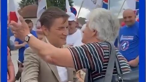 АНА БРНАБИЋ СРЕЛА ЧУВЕНУ БАКУ ИЗ КОСЈЕРИЋА: Чувајте нам Вучића, морамо да се боримо! (ВИДЕО) АНА БРНАБИЋ СРЕЛА ЧУВЕНУ БАКУ ИЗ КОСЈЕРИЋА: Чувајте нам Вучића, морамо да се боримо! (ВИДЕО)