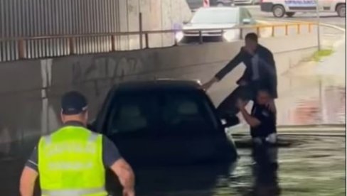 DRAMATIČAN SNIMAK IZ BEOGRADA: Policajci spašavaju zaglavljenog čoveka u vozilu ispod mosta (VIDEO) DRAMATIČAN SNIMAK IZ BEOGRADA: Policajci spašavaju zaglavljenog čoveka u vozilu ispod mosta (VIDEO)