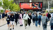 НОВОСТИ НА ЛИЦУ МЕСТА - РОЛАН ГАРОС У ИШЧЕКИВАЊУ ПРВИХ МЕЧЕВА: Лов на селфије, сладолед и знојницу (ФОТО/ВИДЕО)