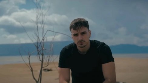 СВЕ СЕ РОДИЛО У ЈЕДНОМ ЧОВЕКУ: Девојчице су због њега у трансу, а певач им је поручио само једно (ФОТО) СВЕ СЕ РОДИЛО У ЈЕДНОМ ЧОВЕКУ: Девојчице су због њега у трансу, а певач им је поручио само једно (ФОТО)