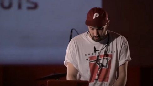 ТО НИЈЕ УМЕТНОСТ, ТО ЈЕ ПРОВОКАЦИЈА: Грузијски нацистички репер оскрнавио руску заставу током наступа ТО НИЈЕ УМЕТНОСТ, ТО ЈЕ ПРОВОКАЦИЈА: Грузијски нацистички репер оскрнавио руску заставу током наступа