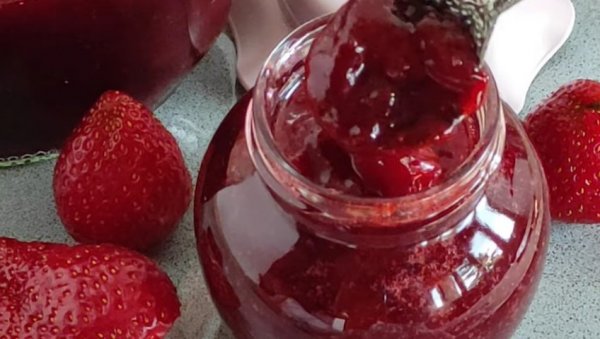 ЦАКА ЈЕ У ЈЕДНОМ НЕОЧЕКИВАНОМ САСТОЈКУ: Нећете моћи да започнете дан без овог савршенства од јагода ЦАКА ЈЕ У ЈЕДНОМ НЕОЧЕКИВАНОМ САСТОЈКУ: Нећете моћи да започнете дан без овог савршенства од јагода