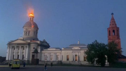 ГОРИ КАТЕДРАЛА СВЕТОГ НИКОЛЕ Дрон погодио куполу торња, одјекнула снажна експлозија (ВИДЕО) ГОРИ КАТЕДРАЛА СВЕТОГ НИКОЛЕ Дрон погодио куполу торња, одјекнула снажна експлозија (ВИДЕО)
