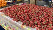 ТРЕШАЊА БАШ МАЛО, ЦЕНА ЈЕ ПАПРЕНА: Са пијачних тезги на Бајлонијевој пијаци мами воће иако је овогодишњи род веома слаб