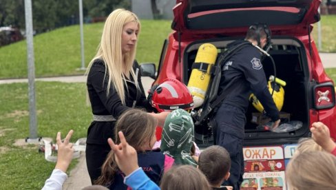 MALIŠANI KAO VATROGASCI: GO Novi Beograd organizovao edukativnu radionicu za najmlađe MALIŠANI KAO VATROGASCI: GO Novi Beograd organizovao edukativnu radionicu za najmlađe